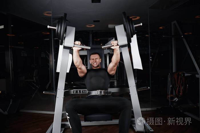 在健身房里的肌肉男照片-正版商用图片0pzhte-摄图新视界